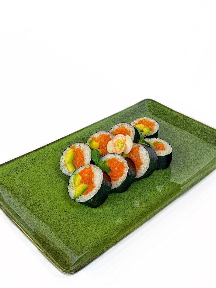 Ролл с лососем и авокадо