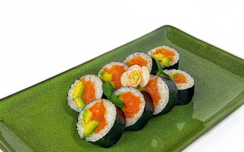 Ролл с лососем и авокадо