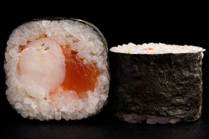 Маки с форелью и креветкой без сыра