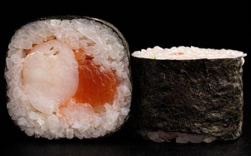 Маки с форелью и креветкой без сыра