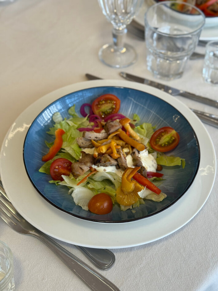 Салат с мясом гриль