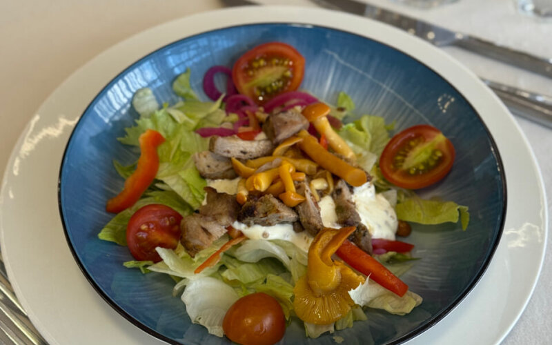 Салат с мясом гриль