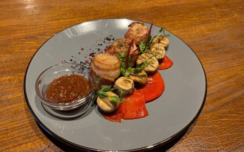 Куриные медальоны в беконе с печёным перцем и грибами