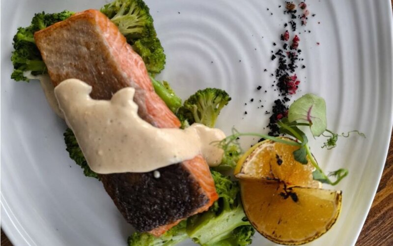 Филе лосося на подушке из брокколи с икорным соусом