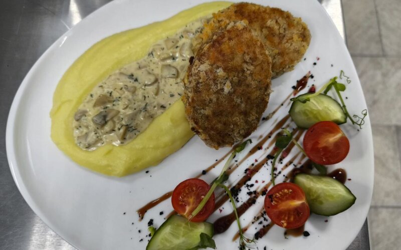 Котлеты «Домашние» с картофельным пюре и грибным соусом