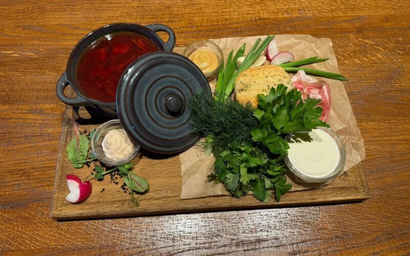 Борщ кубанский с мясом и сметаной