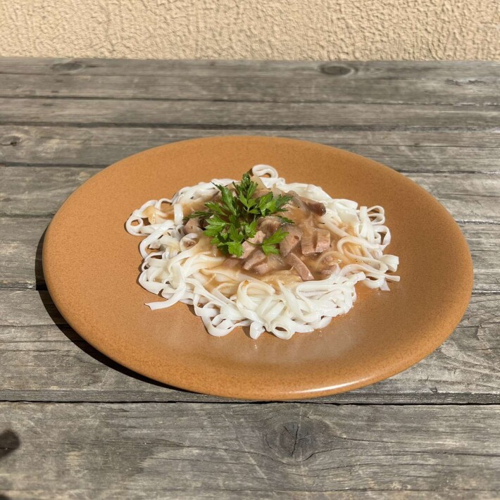 Кусочки говядины в пряном соусе с оливками с рисовой лапшой