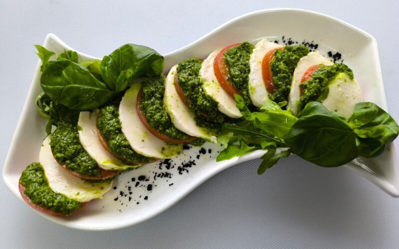 Салат «Моцарелла с помидором»