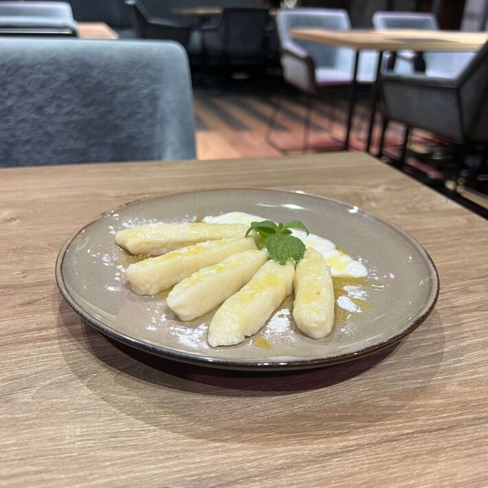 Вареники ленивые со сметаной и соленой карамелью