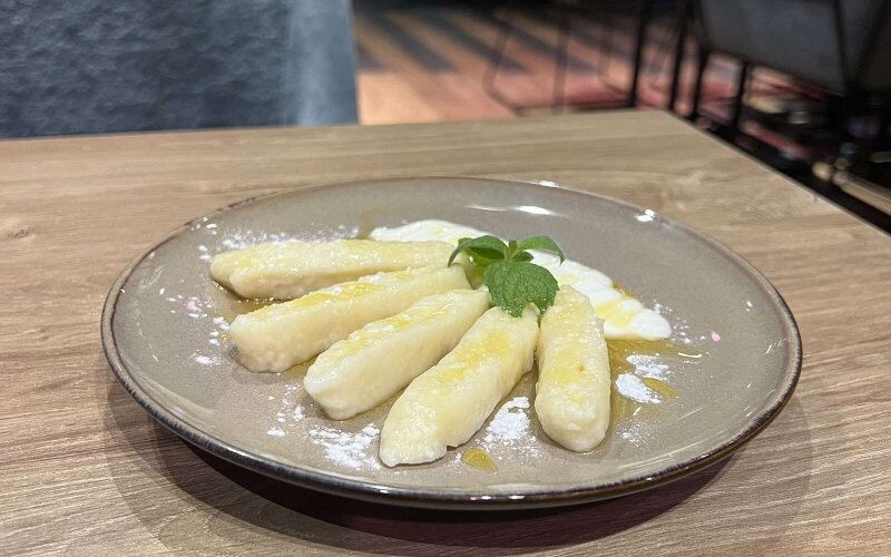 Вареники ленивые со сметаной и соленой карамелью