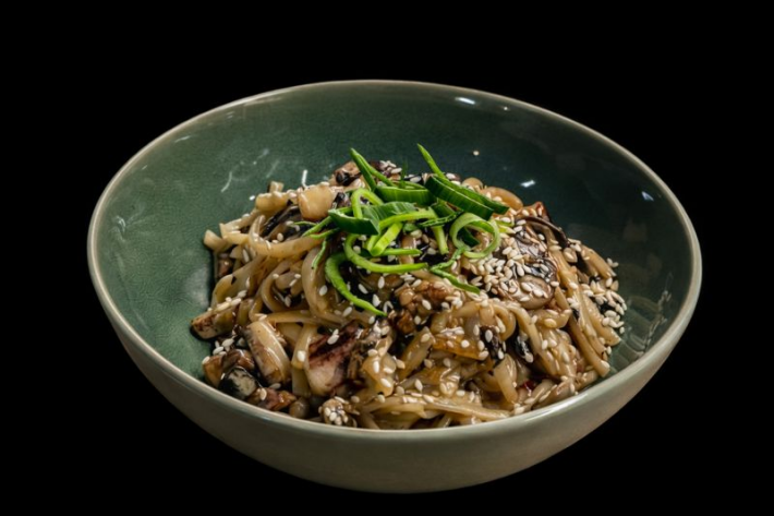 Лапша WOK с морепродуктами в сливочном соусе