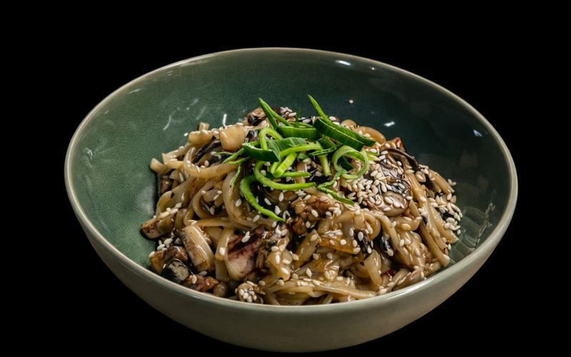 Лапша WOK с морепродуктами в сливочном соусе