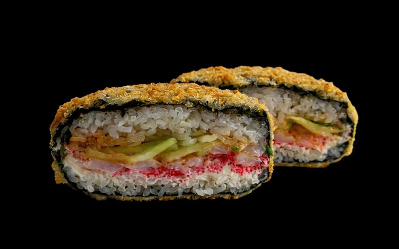 Суши бургер с креветкой с соусом «Спайси»