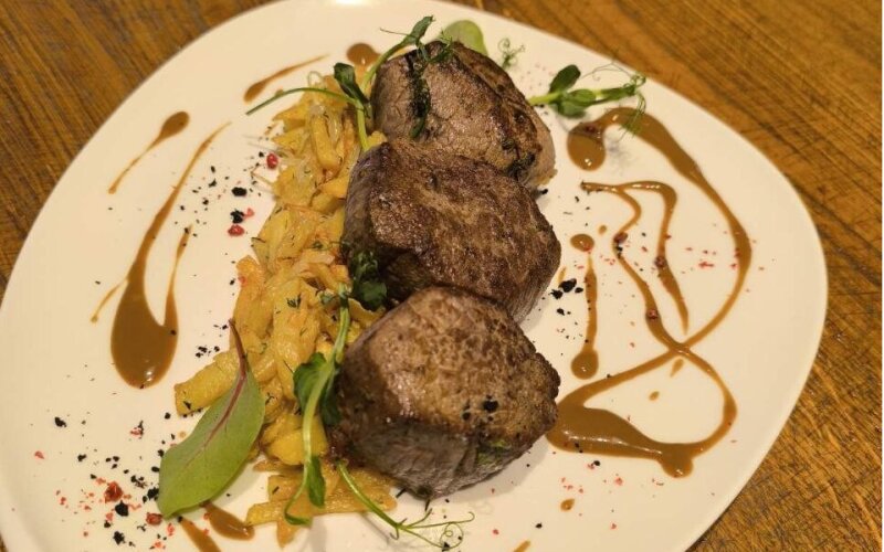 Медальоны из говядины с картофелем «По-домашнему» и соусом «Демиглас»