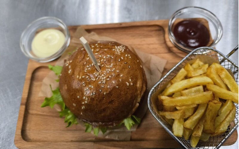 Чизбургер с картофелем фри