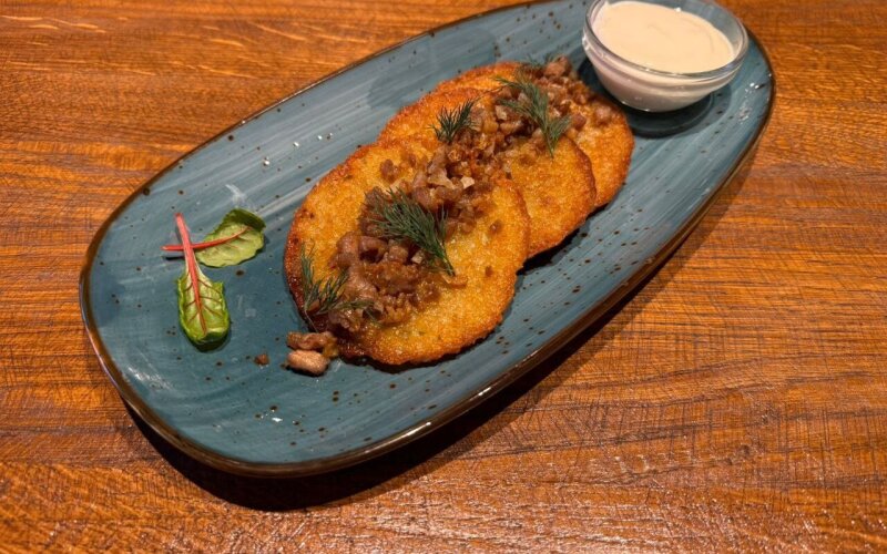 Драники со шкварками и луком