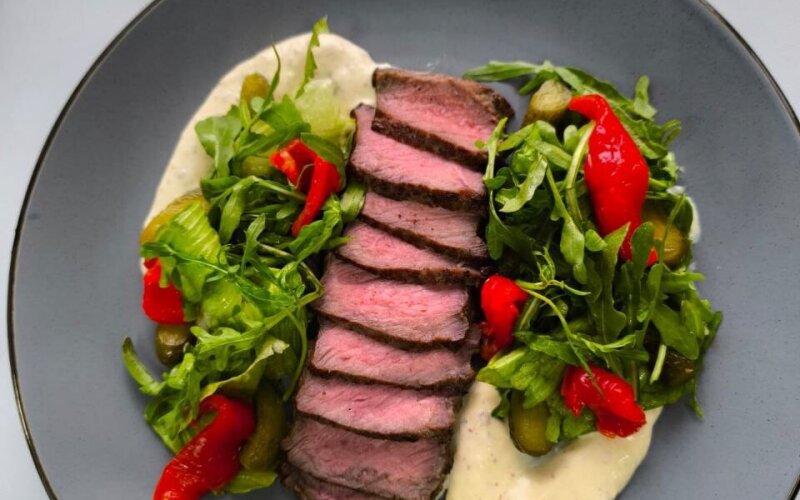 Стейк-салат из говядины с печёным перцем