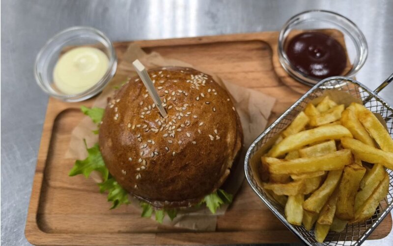 Чикенбургер с картофелем фри
