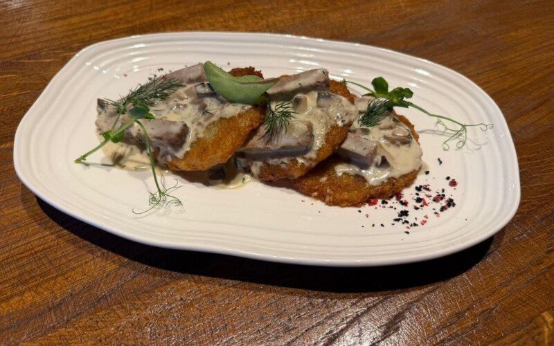 Драники с томленой говядиной и соусом из лесных грибов