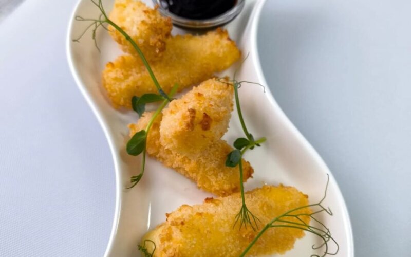 Жареный сыр «Сулугуни» с соусом «Наршараб»