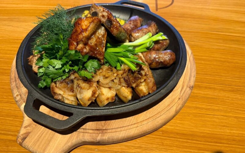 Мясная сковородка с картофелем и луком