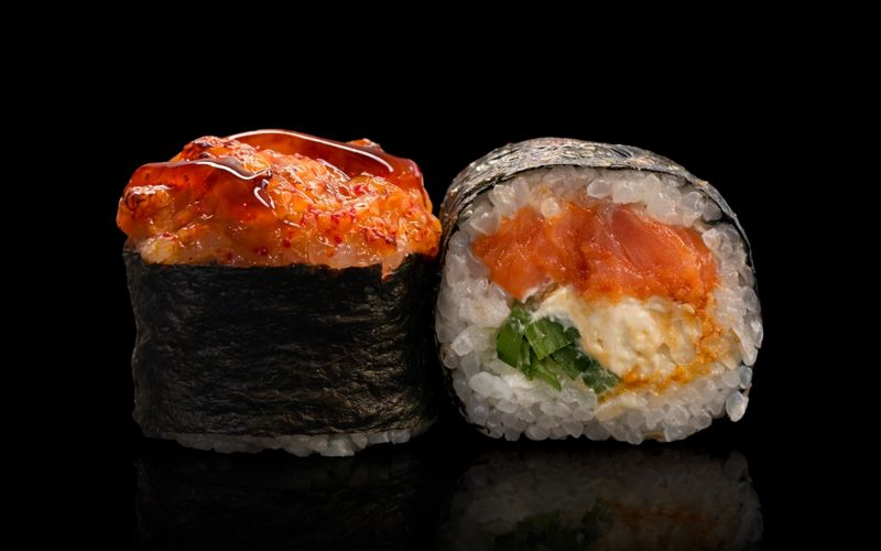 Запечённый маки с форелью слабосолёной и огурцом