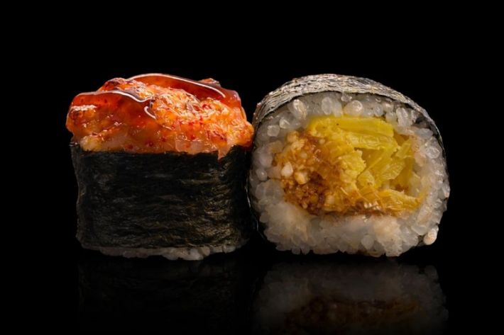 Запечённый ролл с тунцом и такуаном