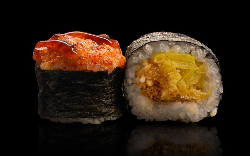 Запечённый ролл с тунцом и такуаном