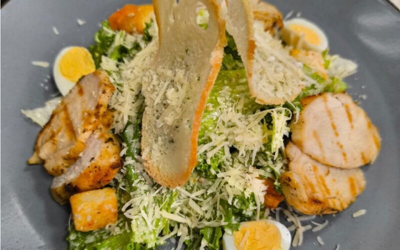 Салат «Цезарь» с куриной грудкой