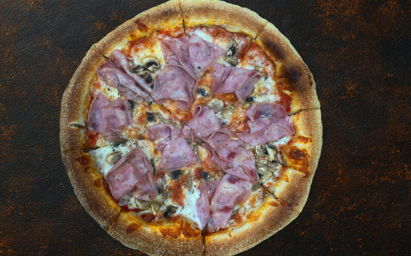 Пицца с ветчиной и грибами