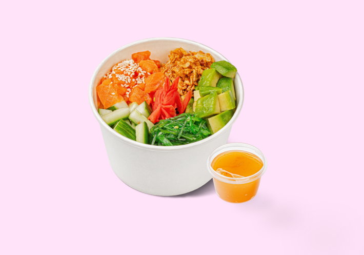 Поке с лососем и соусом