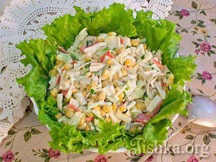 Салат с крабовыми палочками и кукурузой