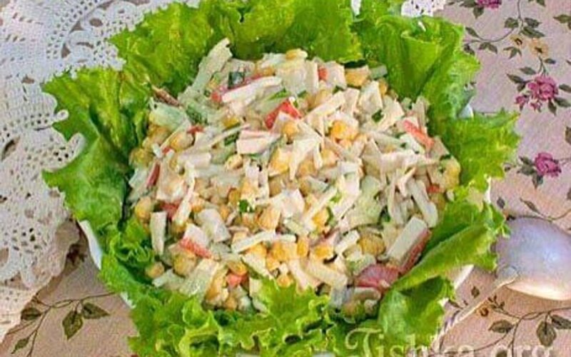 Салат с крабовыми палочками и кукурузой