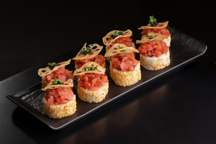 Магуро с томатами конфи