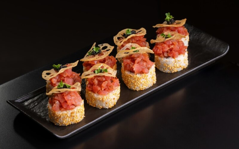 Магуро с томатами конфи