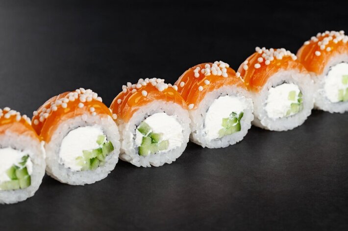 Филадельфия с соусом из манго