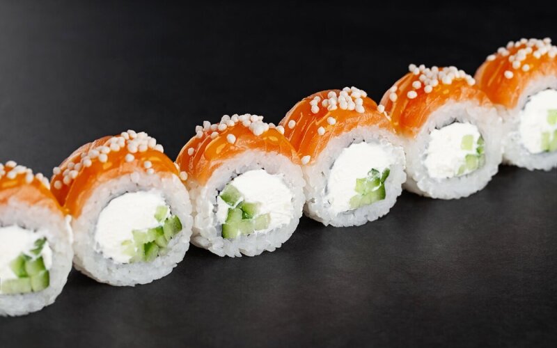 Филадельфия с соусом из манго