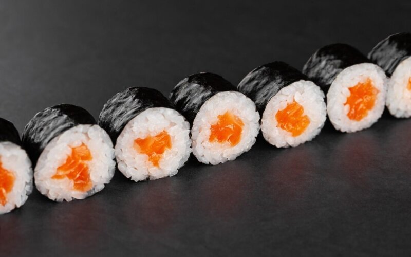 Мини ролл с лососем, 120 г.