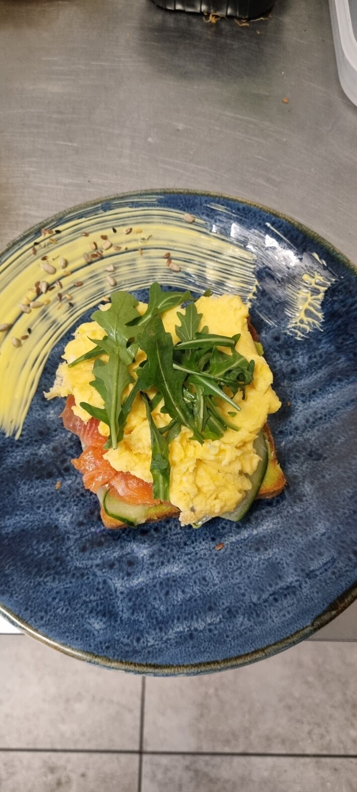 Авокадо тост с лососем