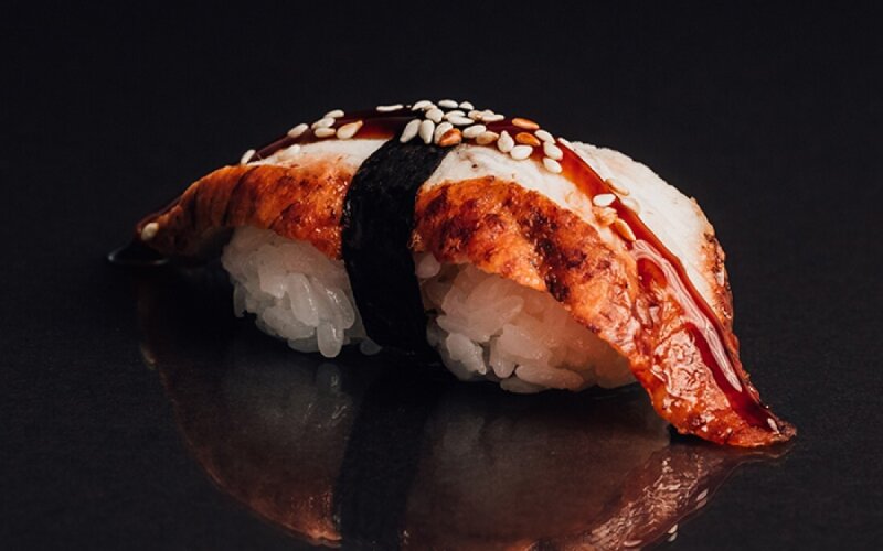 Суши с угрём