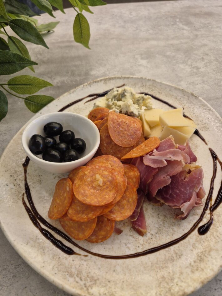 Итальянское ассорти колбасок и сыров