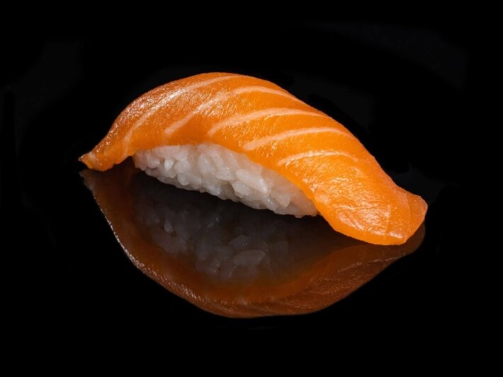 Суши с лососем