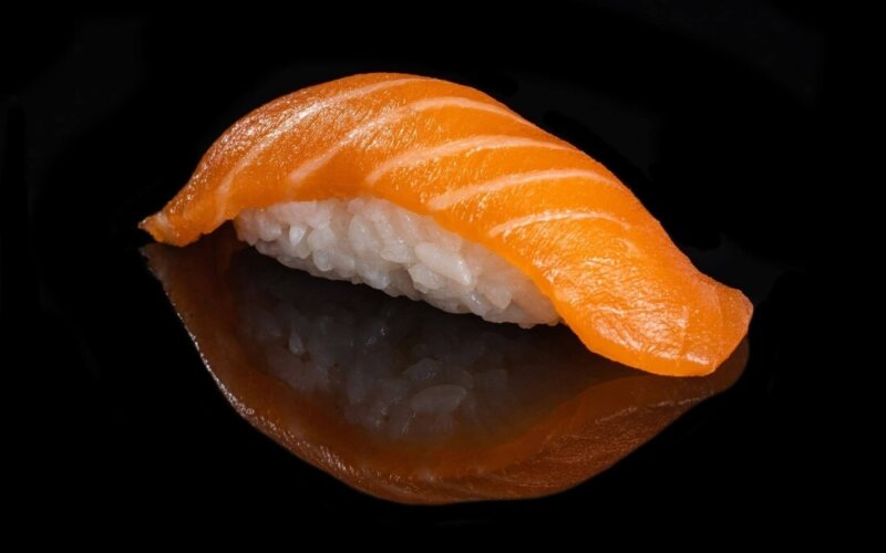 Суши с лососем