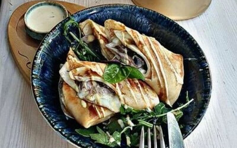 Блинчики с курицей, моцареллой, копченым яйцом