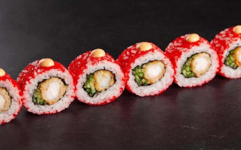 Пикантный ролл с темпурной креветкой и огурцом