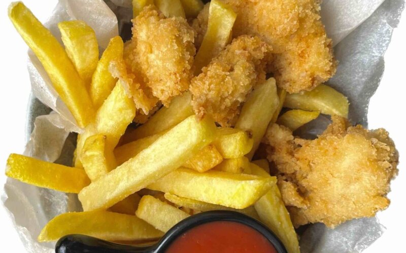 Стрипсы из курицы с картофелем фри