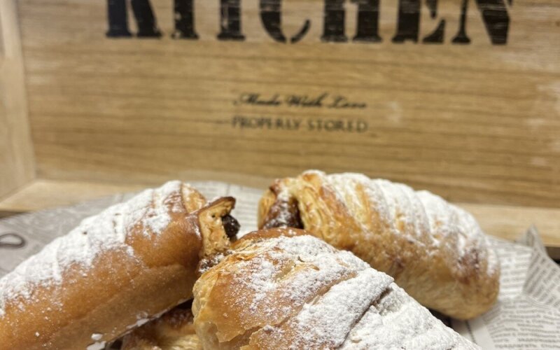 Слойка  из слоеного теста  со сгущенкой