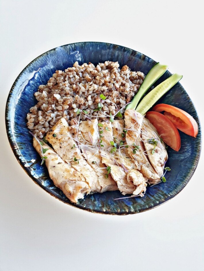 Гречневая каша с куриным филе, свежими овощами