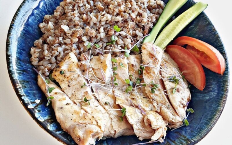 Гречневая каша с куриным филе, свежими овощами