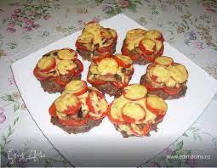 Нежная котлета под шапочкой из овощей.